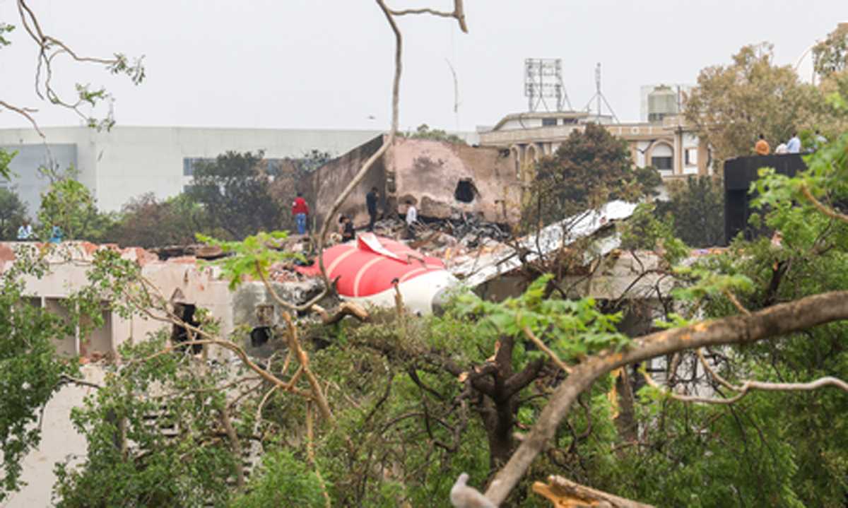 अहमदाबाद विमान हादसे में मणिपुर की दो बेटियों की मौत, परिवार को शव का इंतजार अहमदाबाद विमान हादसे में मणिपुर की दो बेटियों की मौत, परिवार को शव का इंतजार